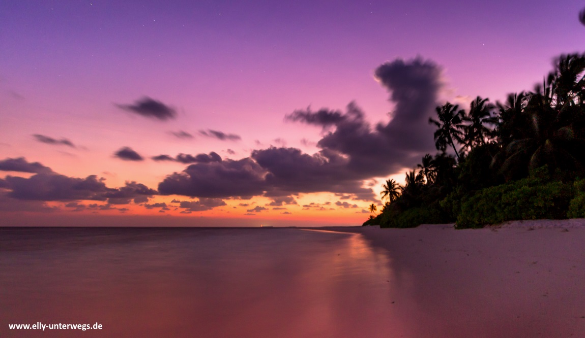 Malediven-Fihalhohi-Strand-Sonnenaufgang-Palmen