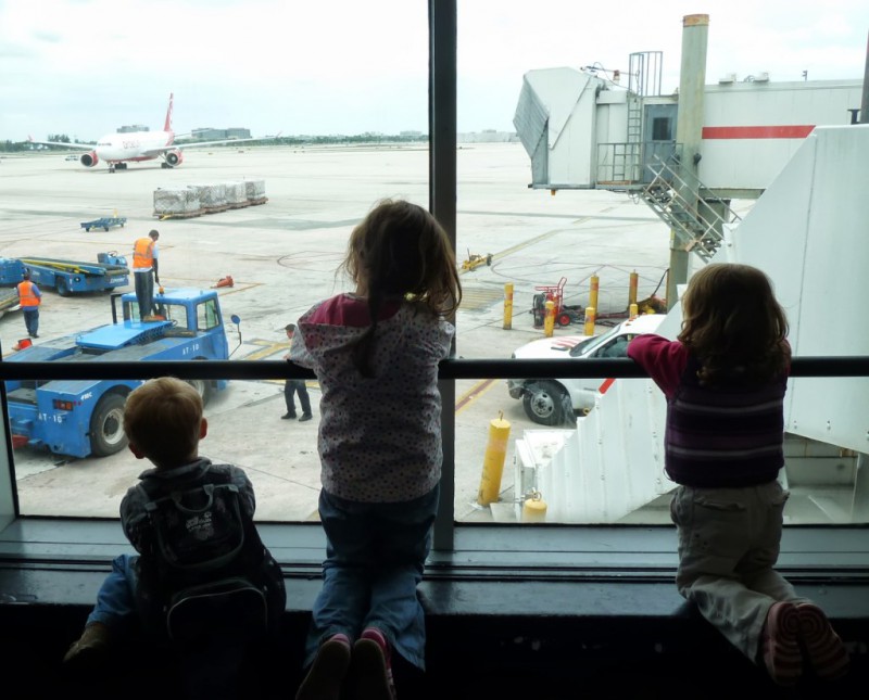 11 Tipps : Fliegen mit Kindern