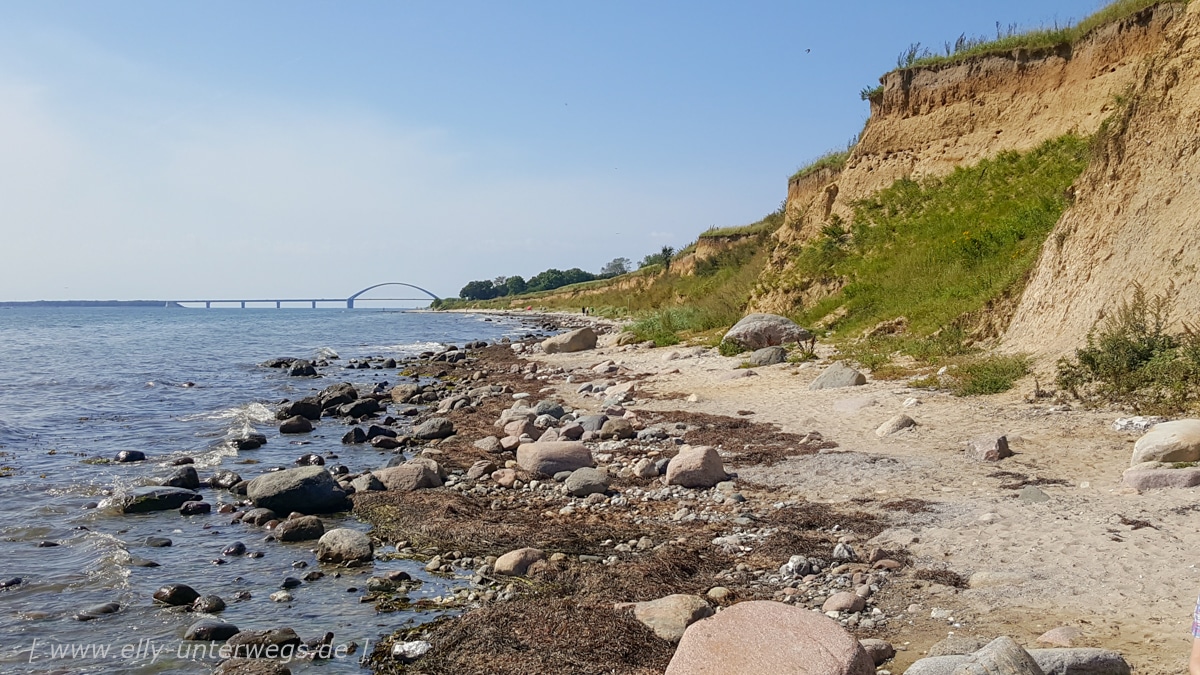 Steilküste auf Fehmarn mit Fehmarnsundbrücke im Hintergrund