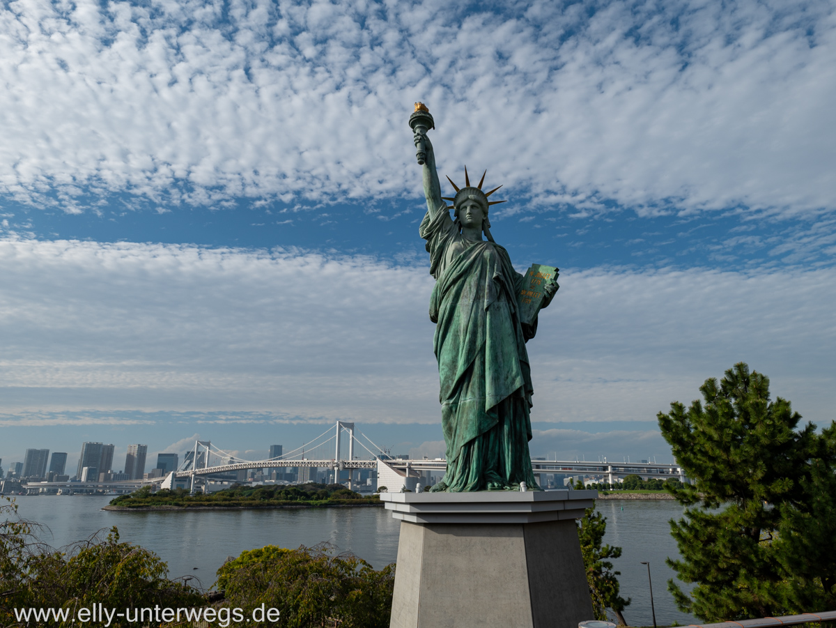 Die Freiheitsstatue und der Eiffelturm… von Tokyo