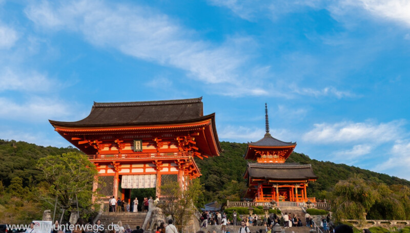 Kyoto: Sightseeing Part 2: Der Fushimi Inari-Taisha-Schrein (Berg der Tausend Torii)  und der Kiyomizu-dera-Tempel