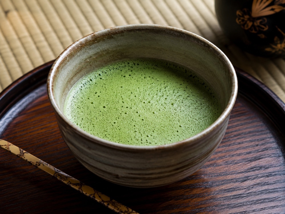 Schaumiger Matcha Tee einer japanischen Teezeremonie