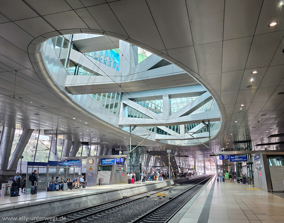 Interessante Architektur am Bahnhof des FRA