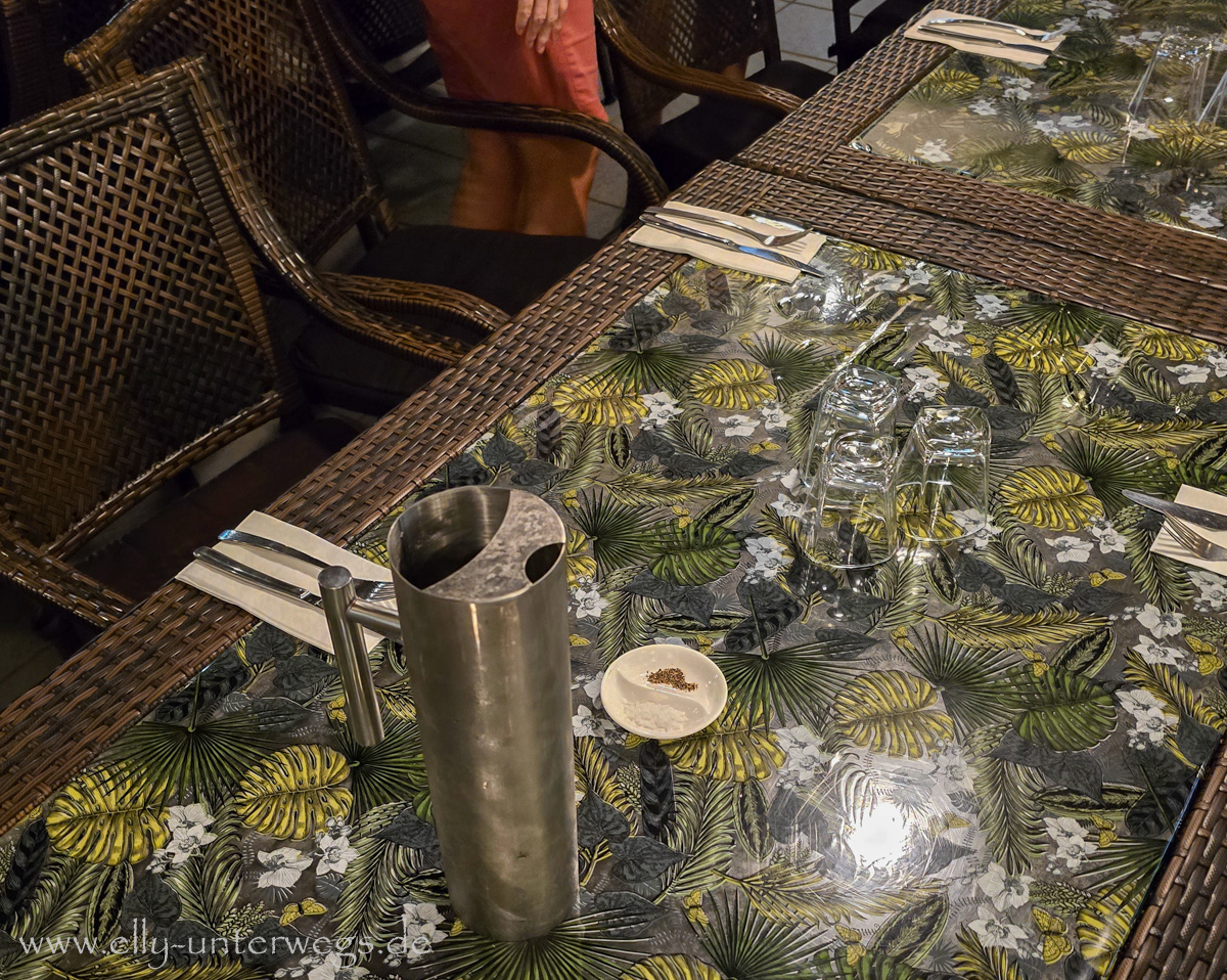 Mittagessen während der Tour: gedeckter Tisch im Regenwald