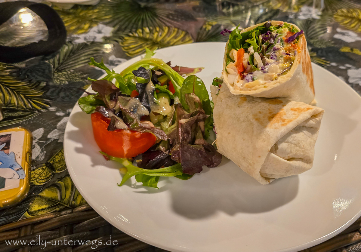 Mittagsstopp in der Lodge: Essen und Getränke im offenen Bereich