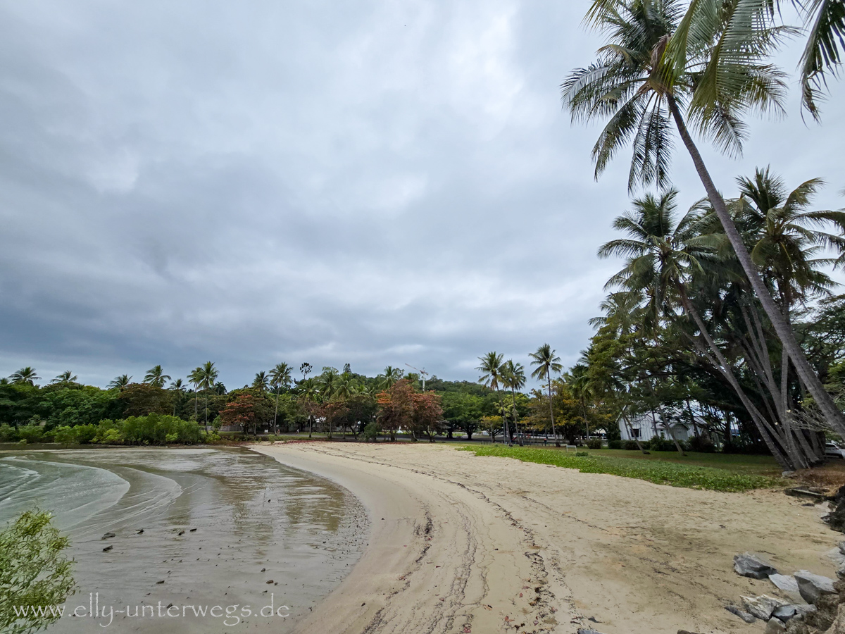 Strand an der Crystalbrook Marina in Port Douglas bei Nieselregen