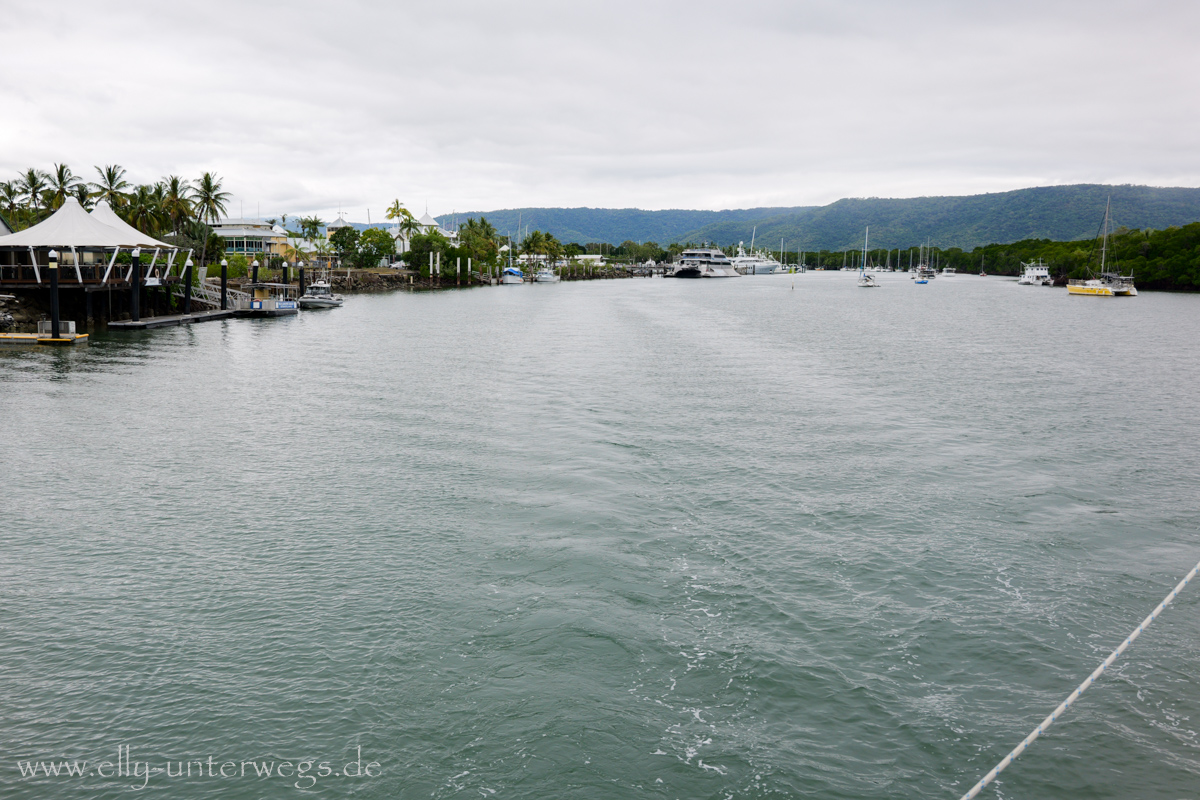 Ausfahrt aus dem Hafen von Port Douglas mit dem Katamaran