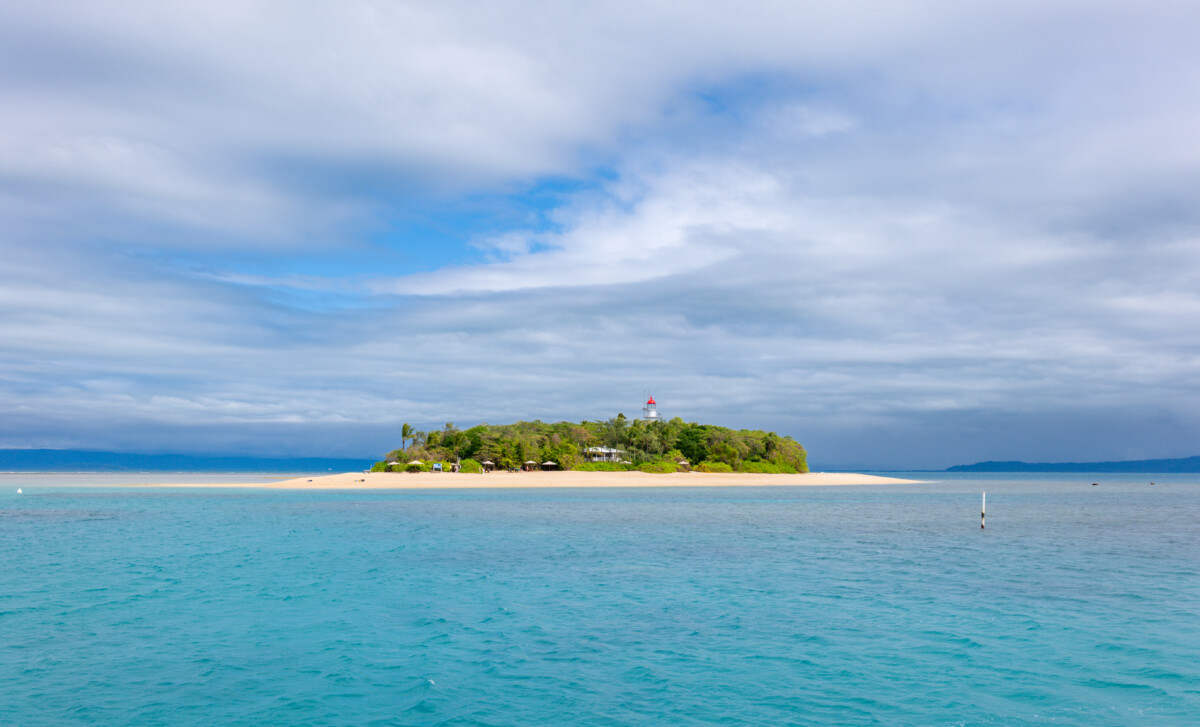 Sonne bricht durch die Wolken über dem Meer bei Port Douglas