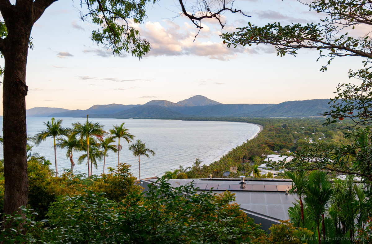 Meerblick zwischen Bäumen am 4 Mile Beach Lookout
