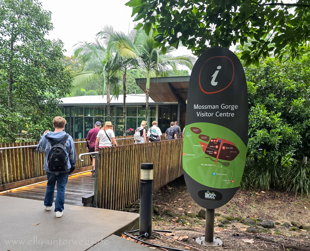 Shuttlebus zur Mossman Gorge im Regen