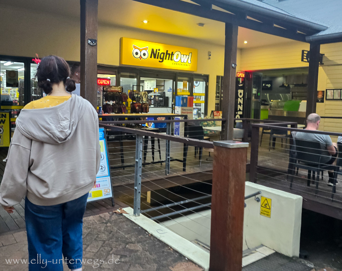 Convenience Store in Port Douglas: Einkauf am Abend