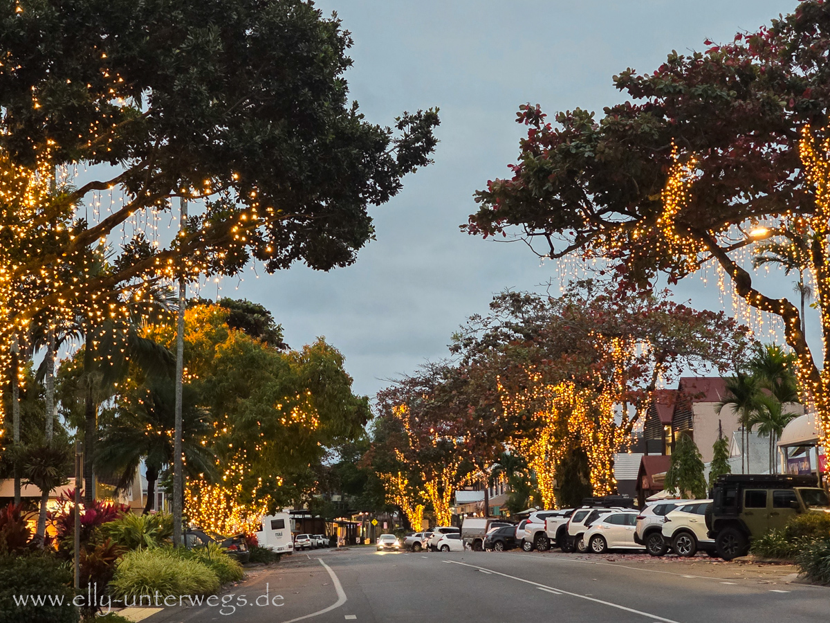 Port Douglas: beleuchtete Hauptstraße mit Lichterketten am Abend