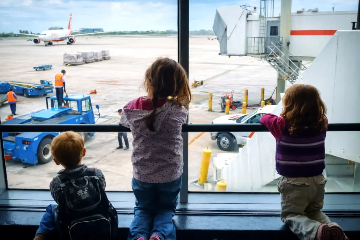 Fliegen mit Kindern: 11 erprobte Tipps für Baby, Kleinkind und Langstrecke