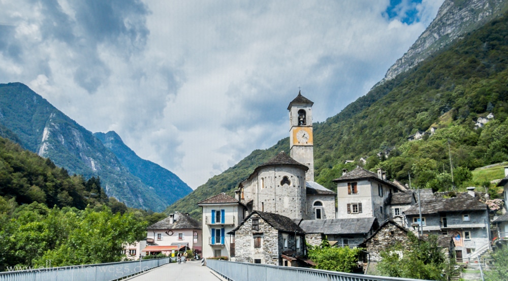Ort im Tessin mit Häusern und Bergen