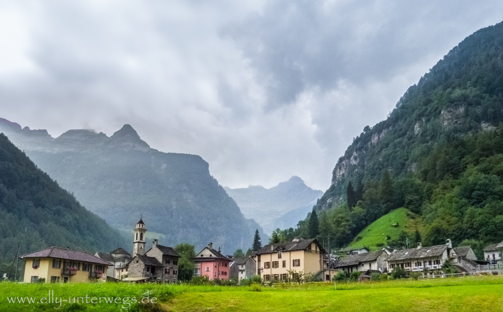 Blick über das Verzascatal mit Bergen und Talstraße