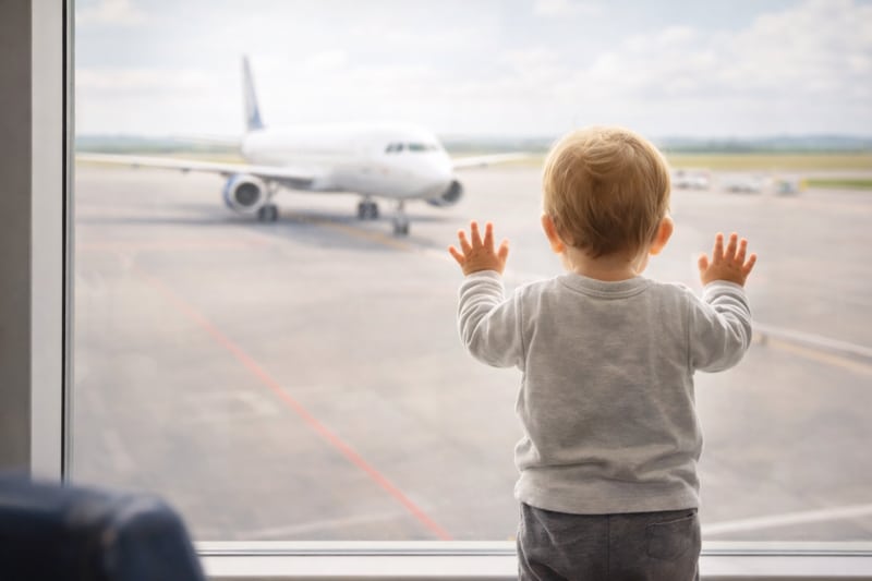 Symbolbild für Fliegen mit Baby am Flughafen
