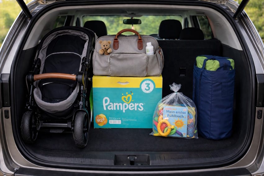 Voller Kofferraum für den ersten Urlaub mit Baby