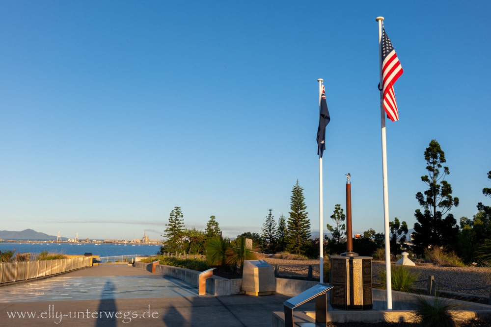 Flaggen und Erinnerungsbereich am Kissing Point in Townsville Queensland