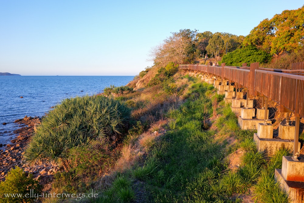 Felsen und Abendlicht am Kissing Point in Townsville