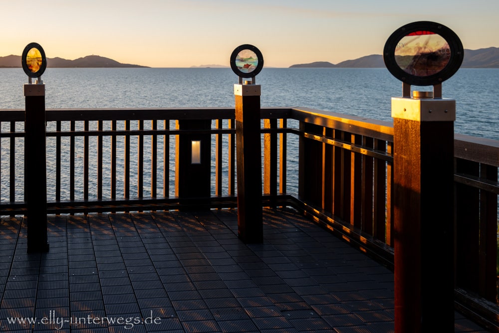 Geländer am Kissing Point Boardwalk in Townsville bei Abendlicht