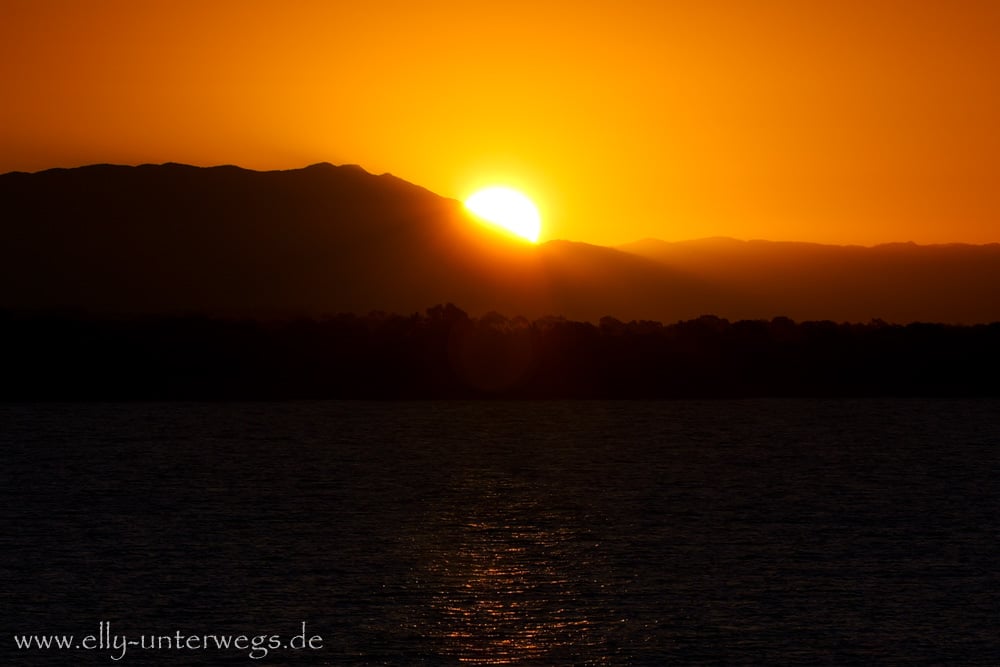 Kräftiger orangefarbener Sonnenuntergang in Townsville Queensland