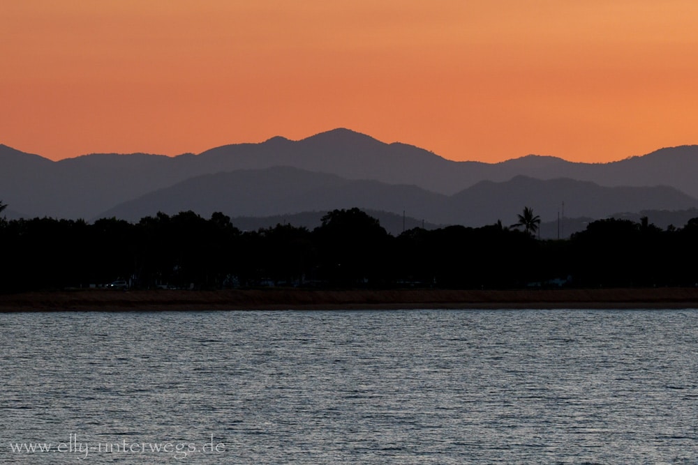 Dunkle Hügelsilhouette im Sonnenuntergang bei Townsville
