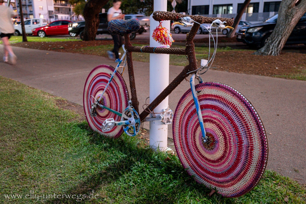 Buntes Kunstwerk an der Promenade in Townsville