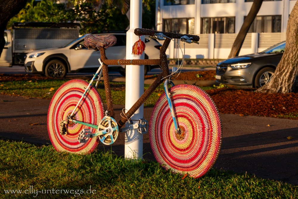 Bunte Kunst bei Sonnenaufgang an der Promenade in Townsville