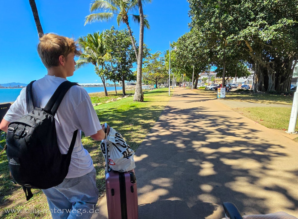 Unterwegs mit Gepäck an der Promenade in Townsville
