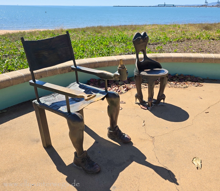 Public Art Sitzskulptur Bazza and Shazza von Jan Hynes an der Promenade von Townsville