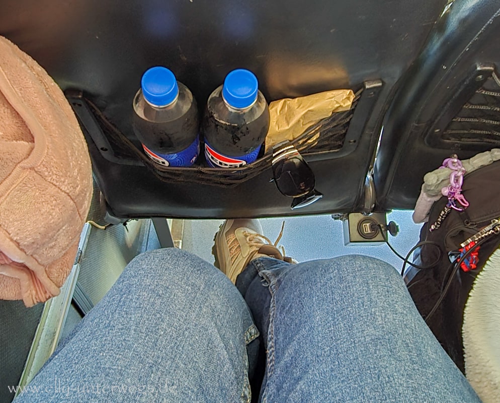 Warten mit Gepäck vor der Weiterfahrt ab Townsville