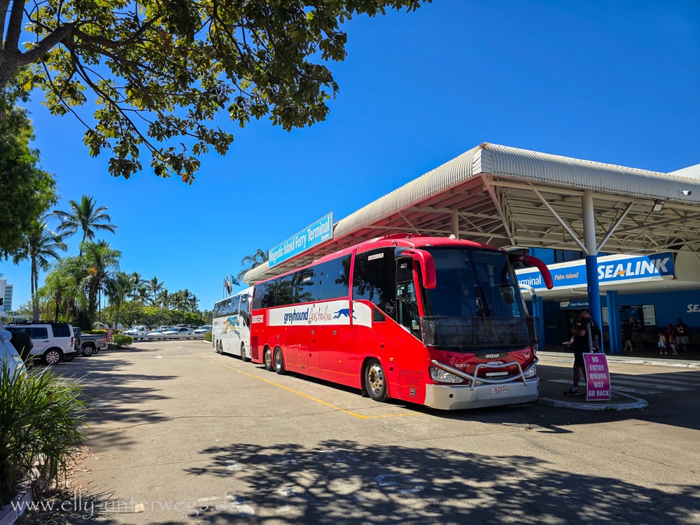 Greyhound Bus in Townsville vor der Weiterfahrt durch Queensland