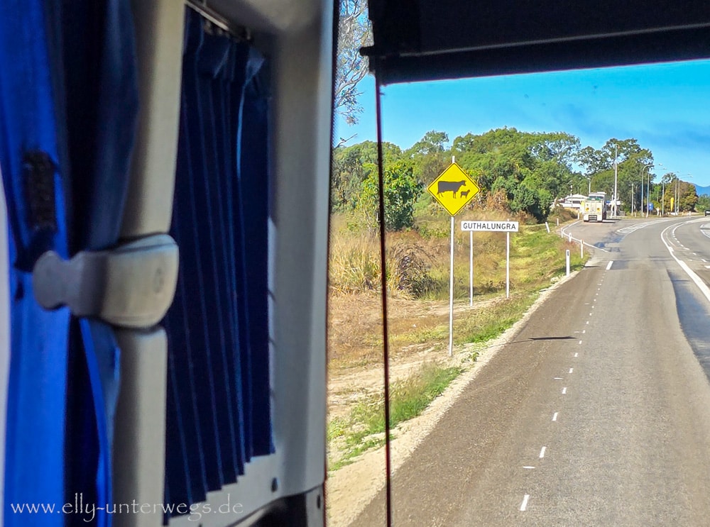 Straße aus dem Busfenster nach der Abfahrt aus Townsville