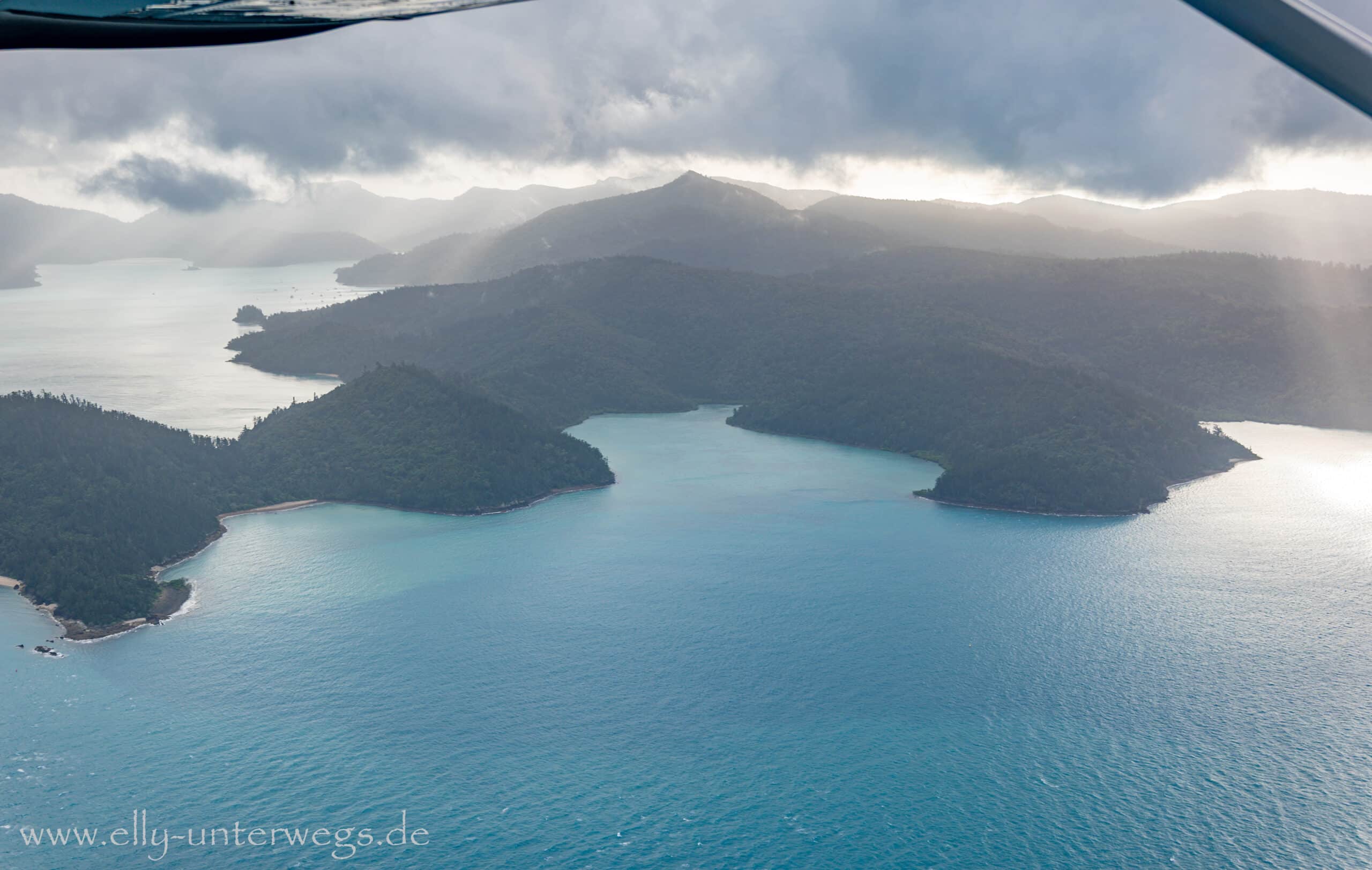 Tief hängende Wolken über den Inseln der Whitsundays