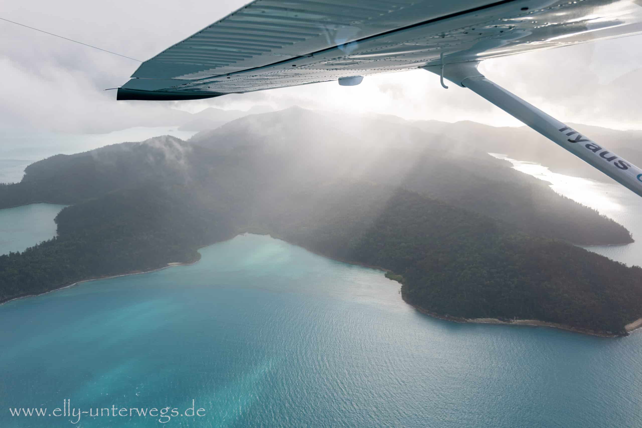 Wolken über dem Wasser beim Whitsundays Rundflug