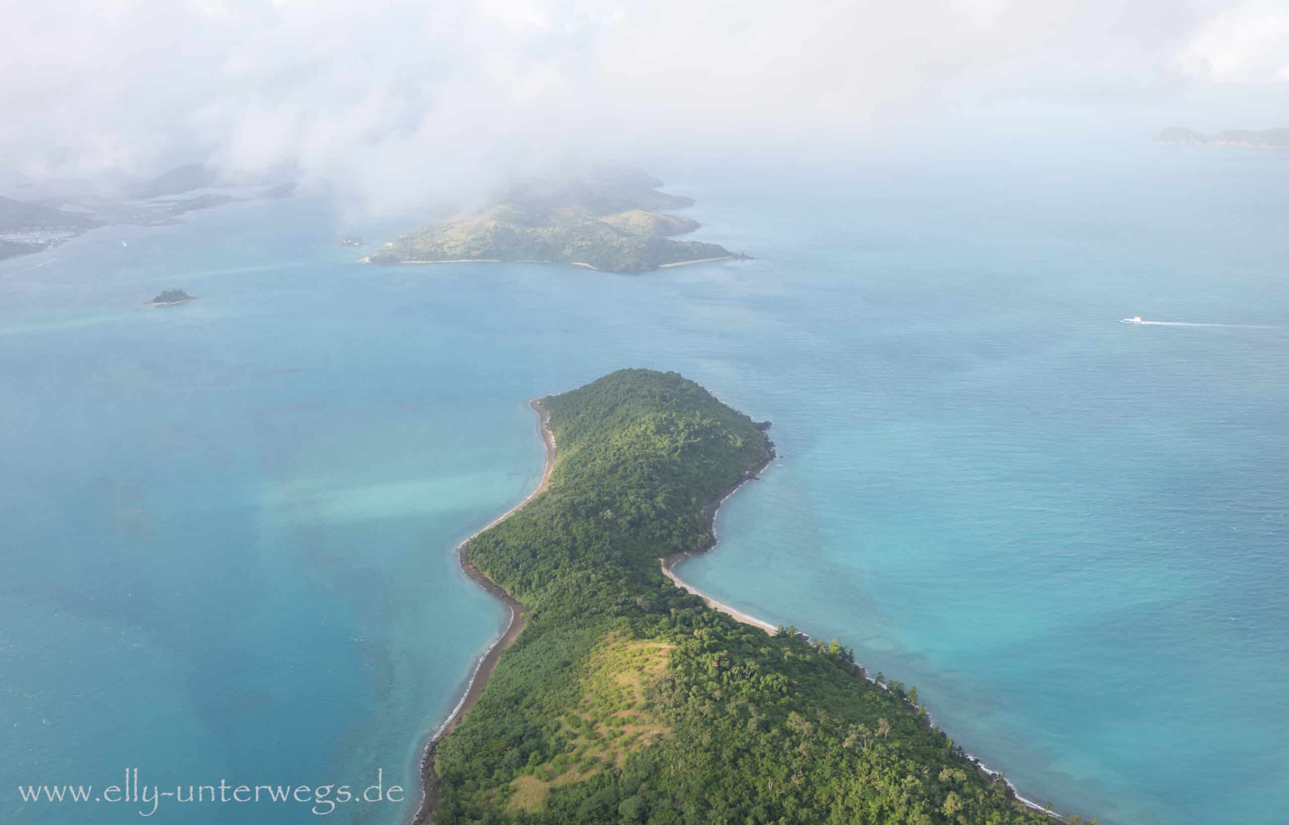 Grüne Insel mit heller Sandbucht in den Whitsundays