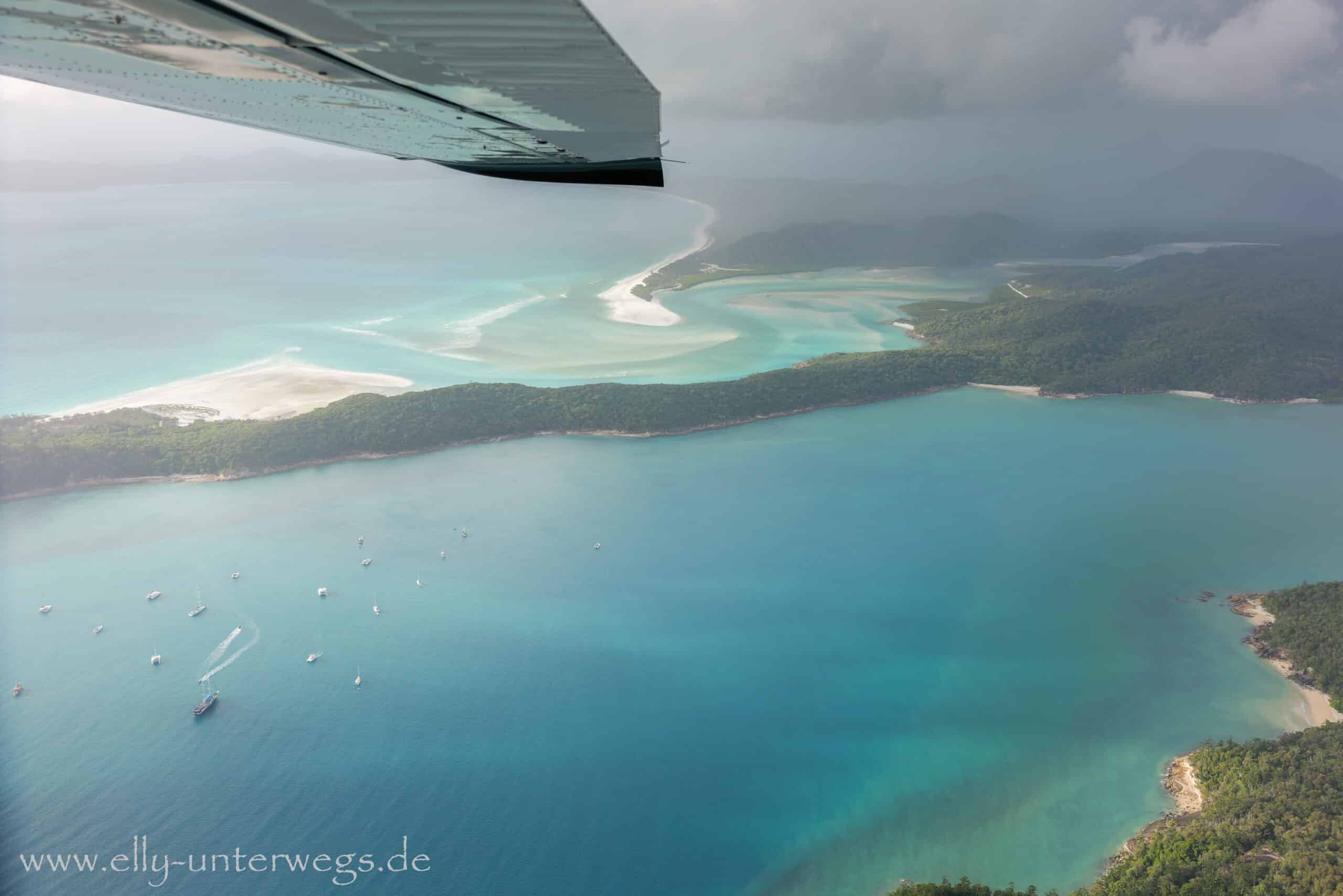 Whitehaven Beach aus der Luft unter tiefen Regenwolken