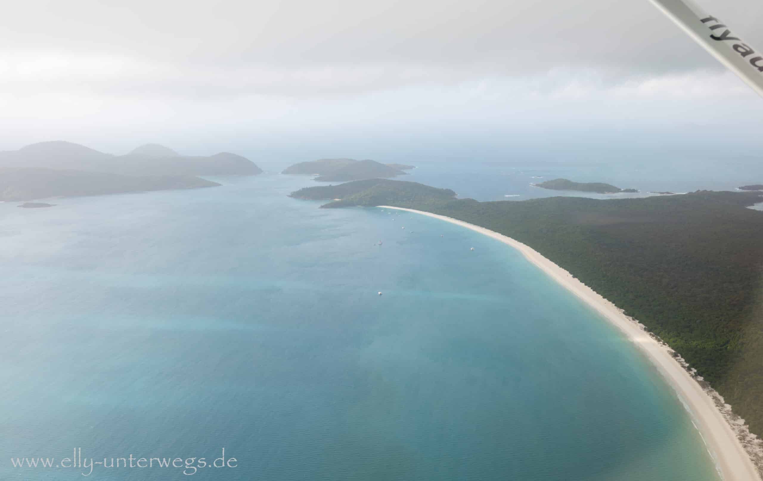 Flugzeugfenster mit Regen über Whitehaven Beach