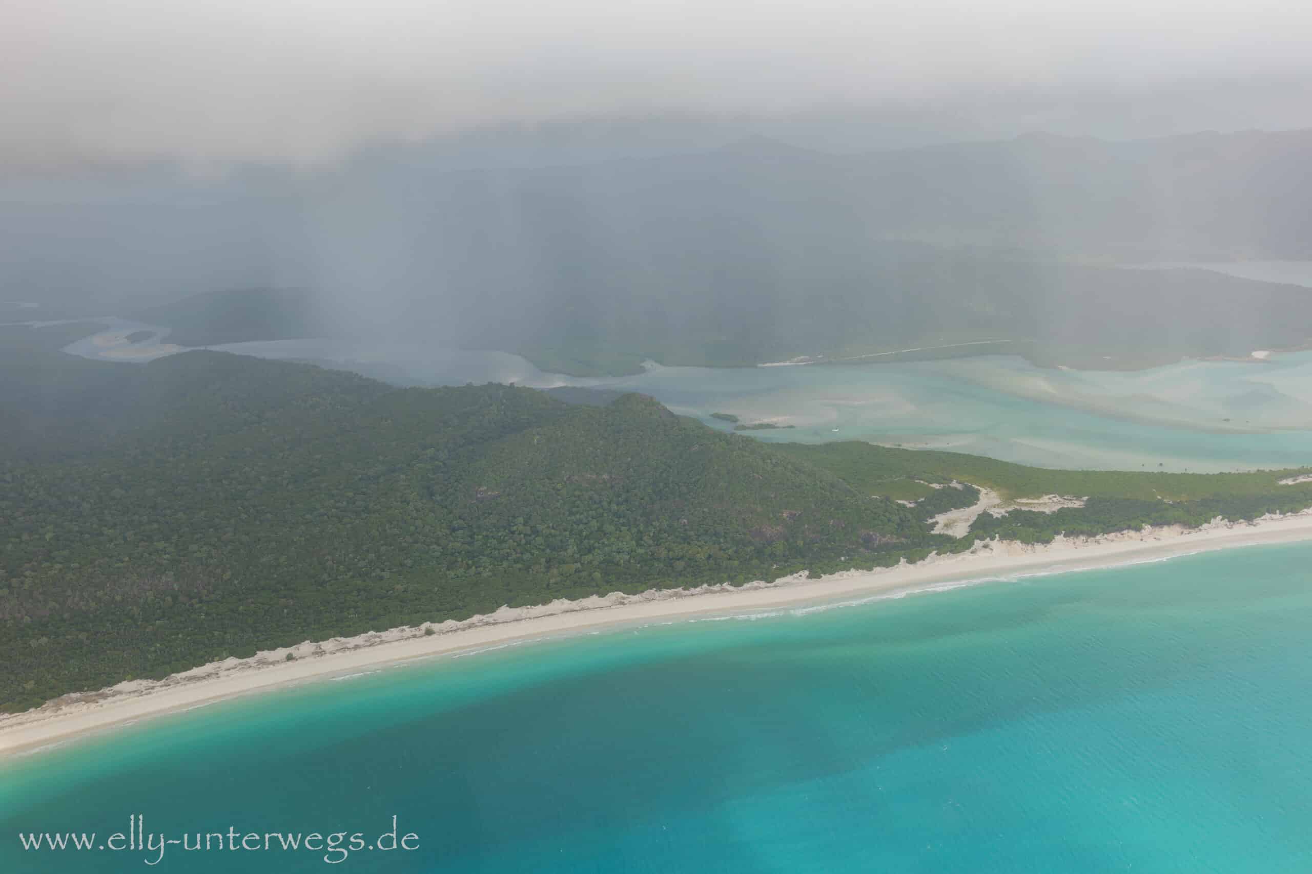 Whitehaven Beach und Hill Inlet unter grauem Himmel