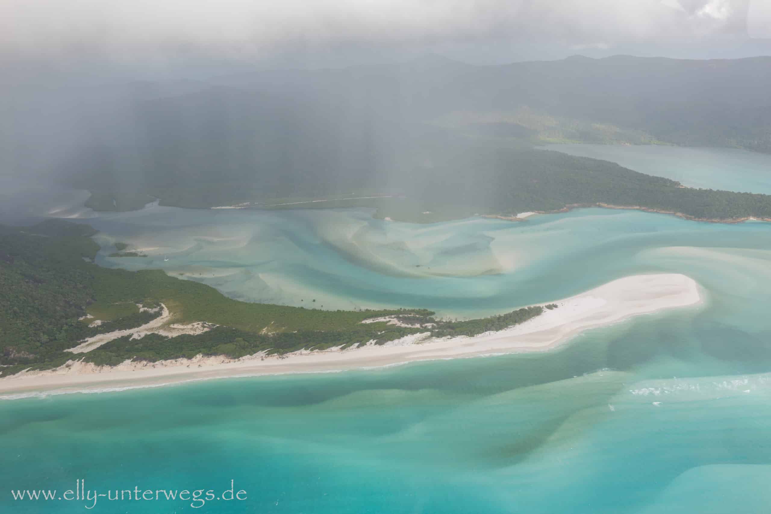 Geschwungene Sandflächen am Hill Inlet aus der Luft