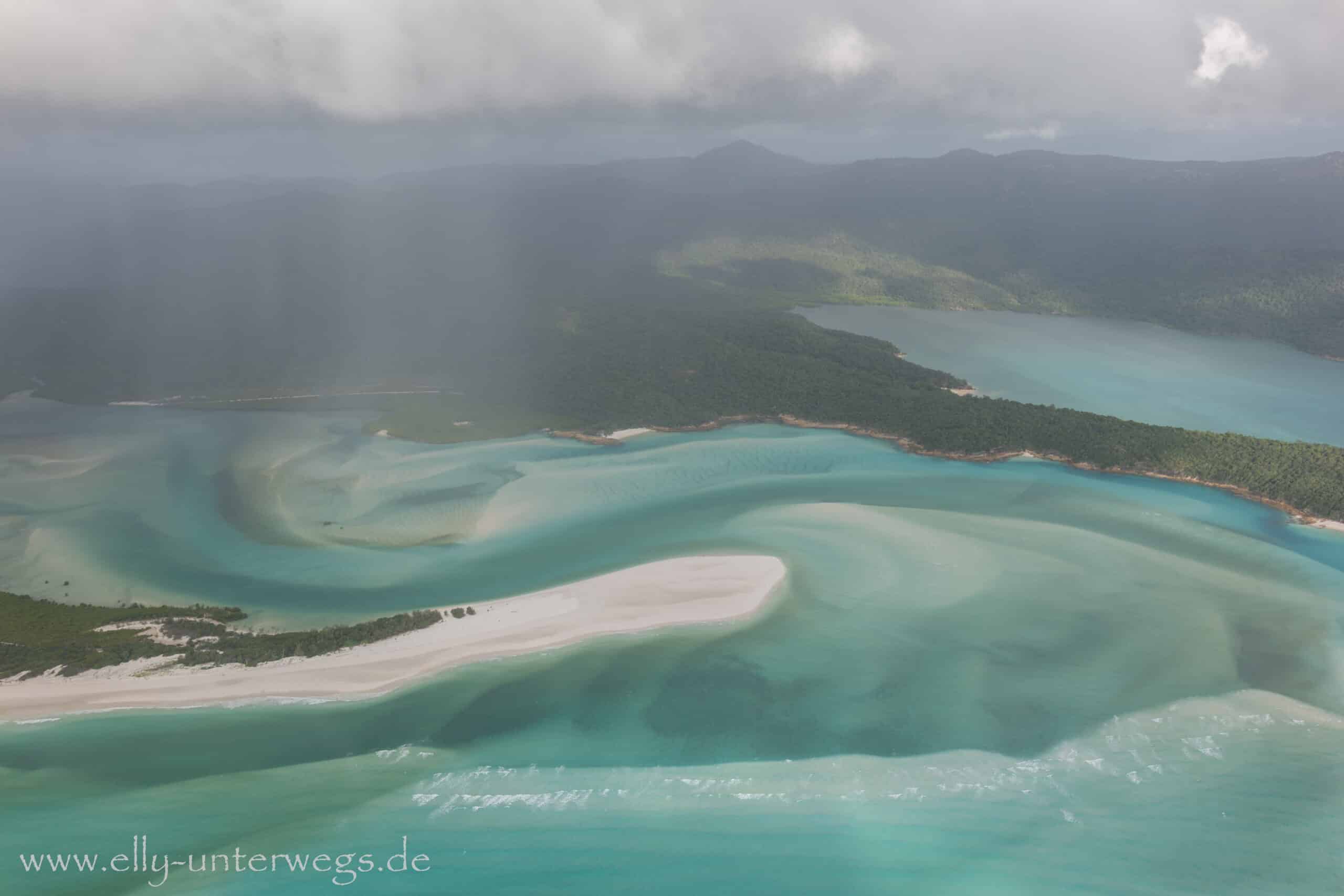 Hill Inlet zwischen Regenwolken und türkisfarbenem Wasser