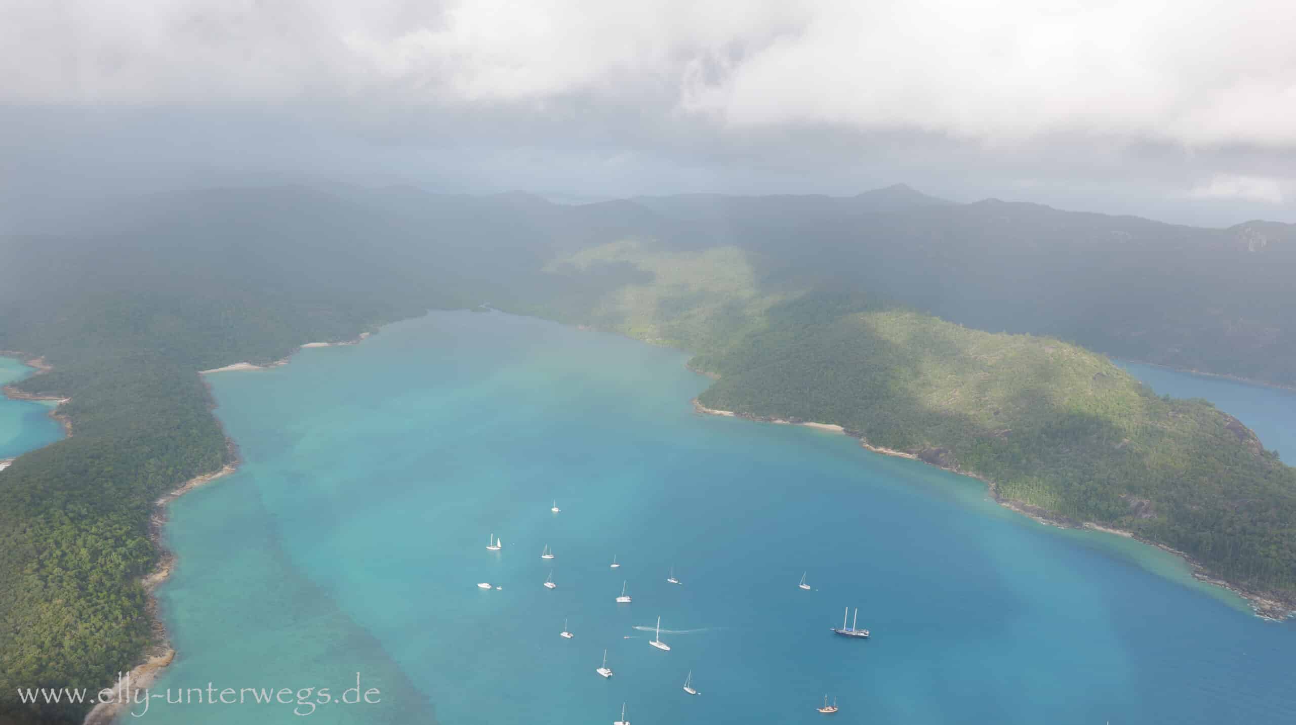 Whitehaven Beach aus der Luft bei wechselhaftem Wetter