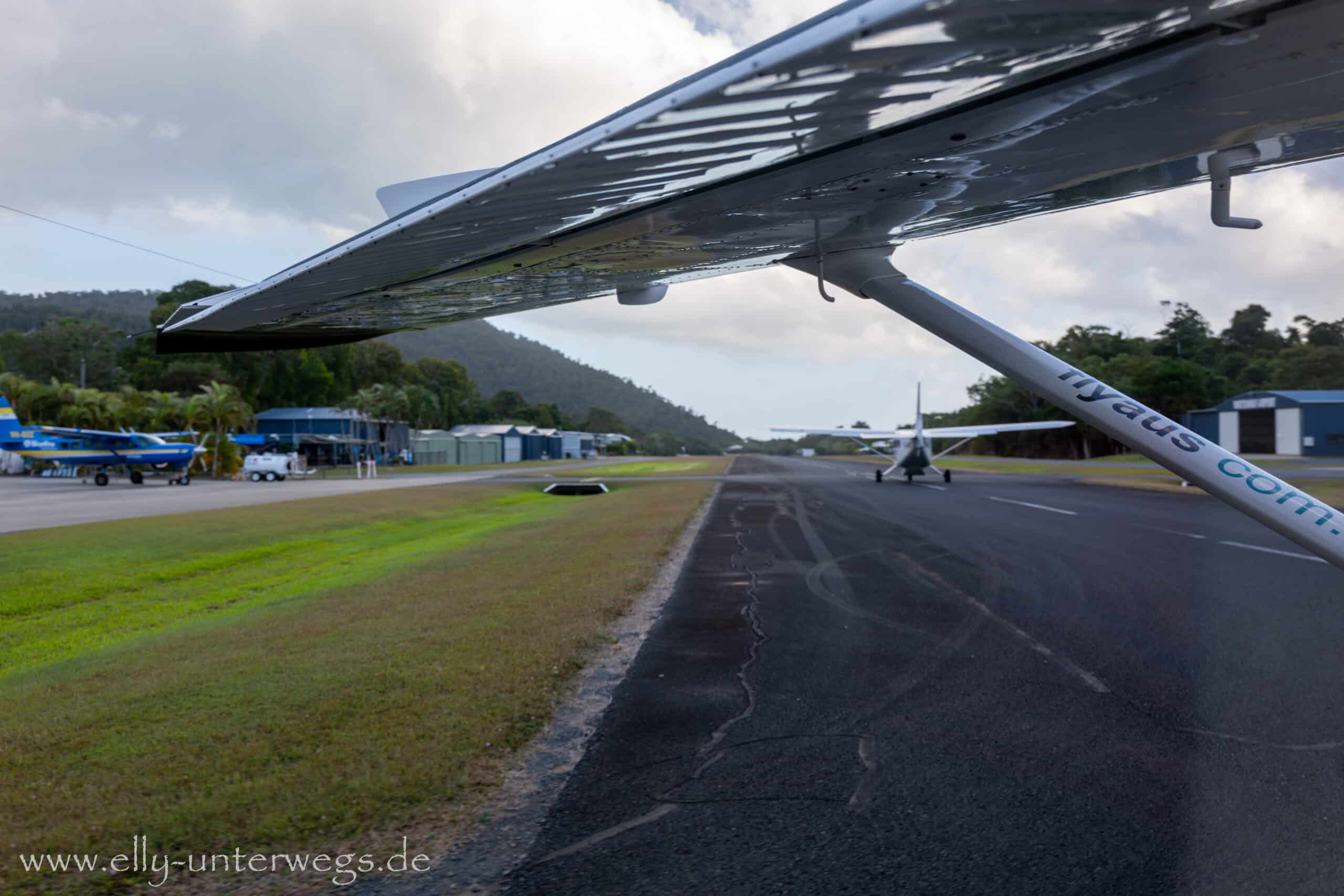 Blick aus dem Kleinflugzeug auf die Startbahn am Whitsunday Airport