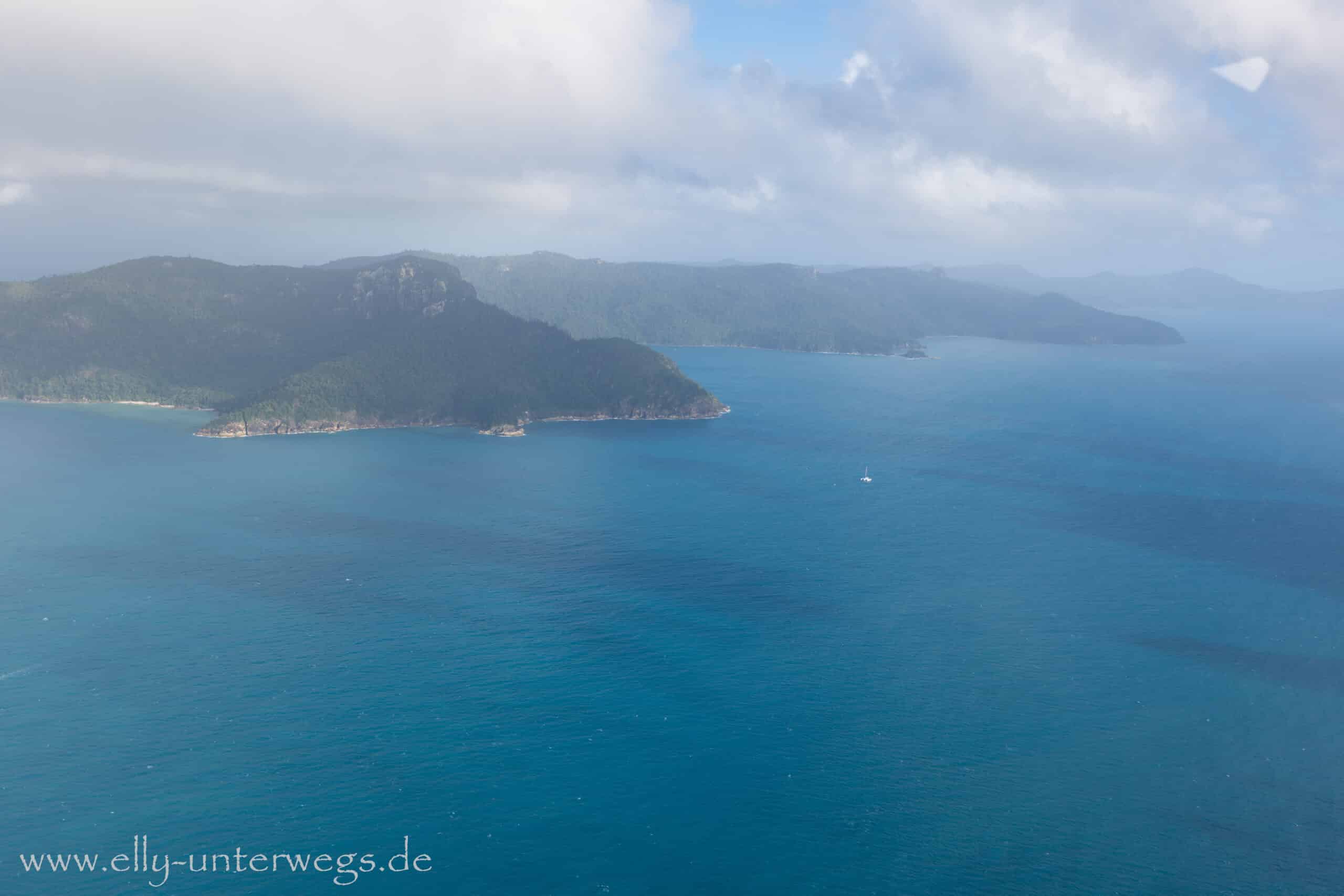Regenwolken über Whitehaven Beach und den Whitsundays