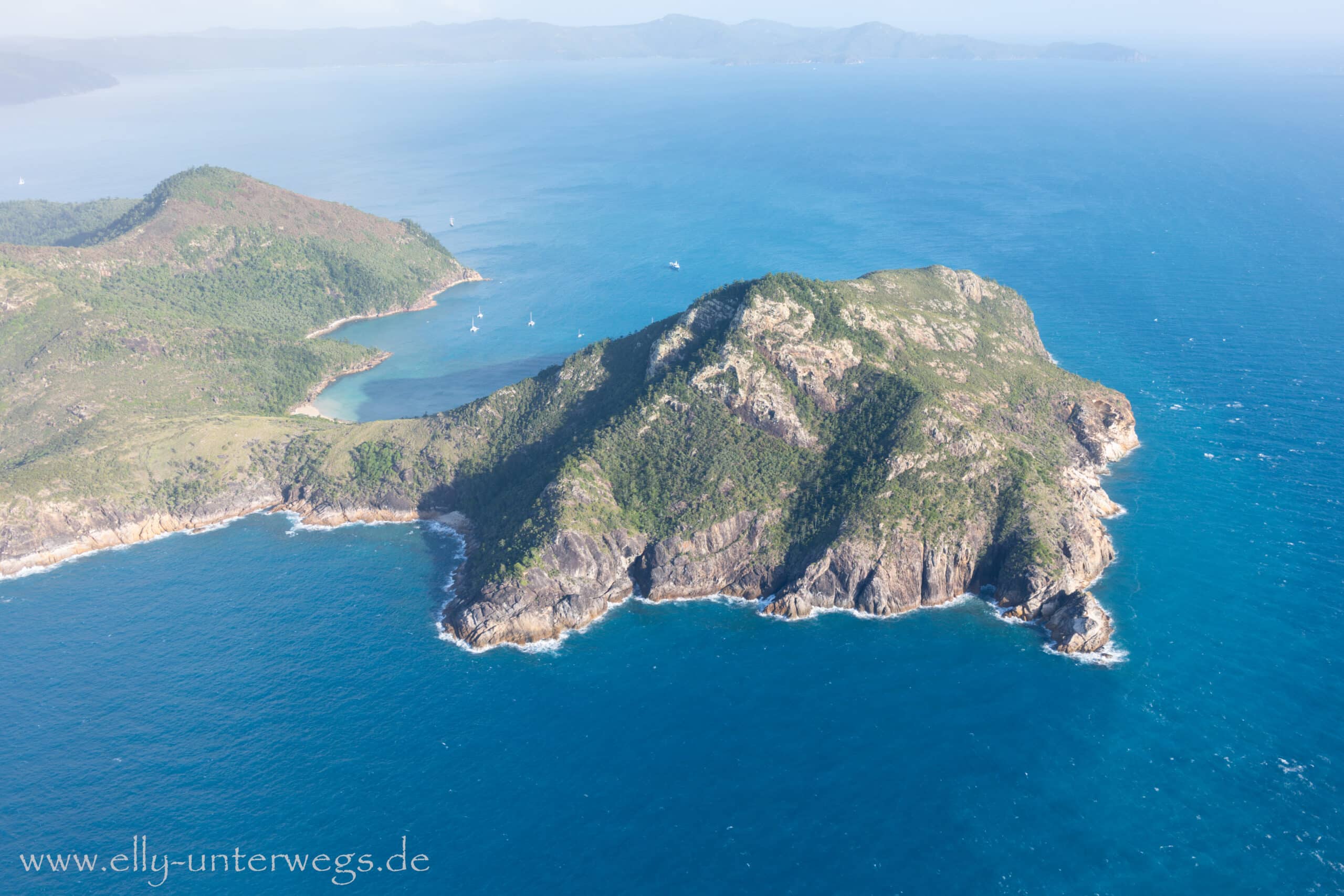 Felsige Insel im kräftig blauen Meer der Whitsundays