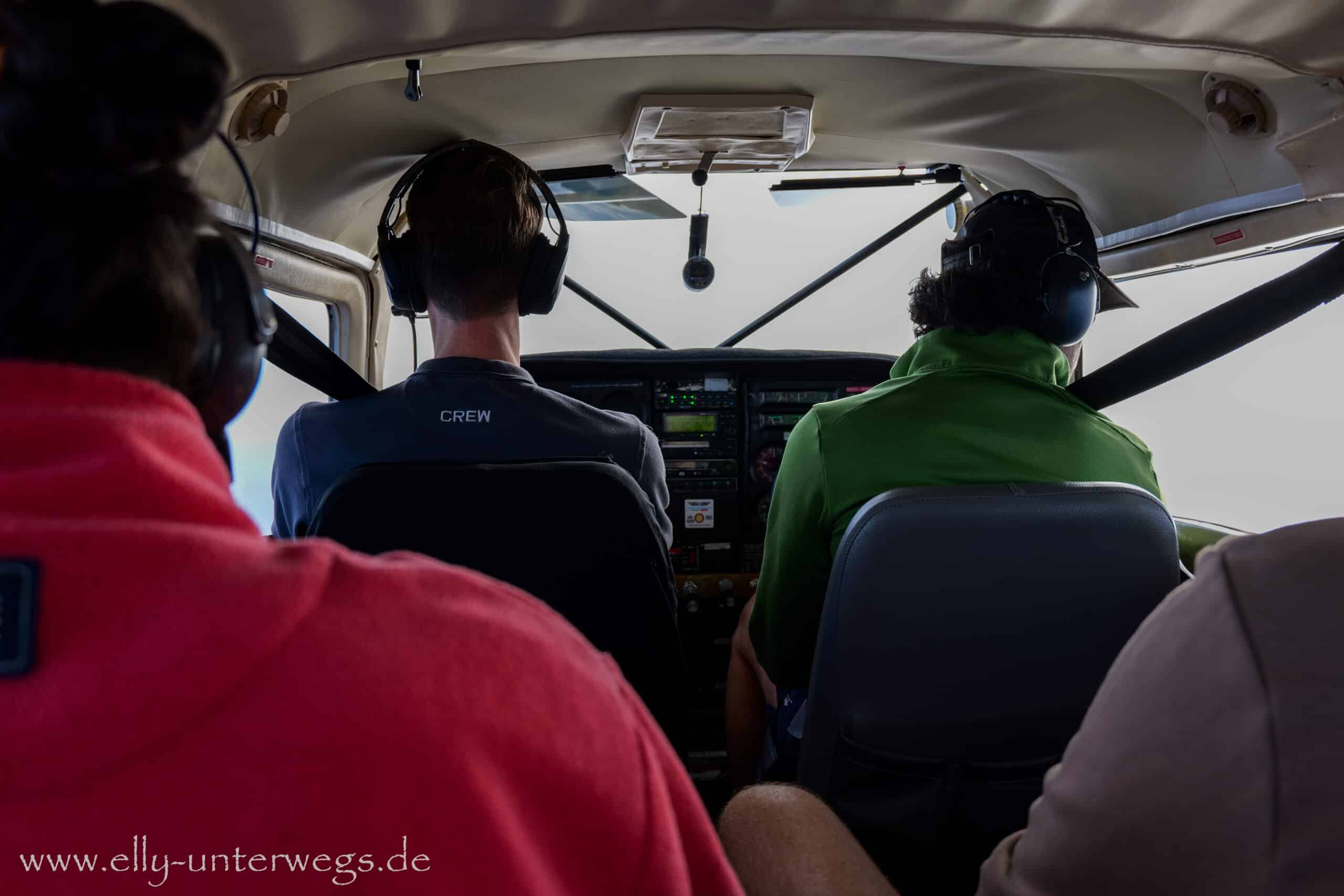 Blick durch die kleine Passagierkabine des Rundflugzeugs