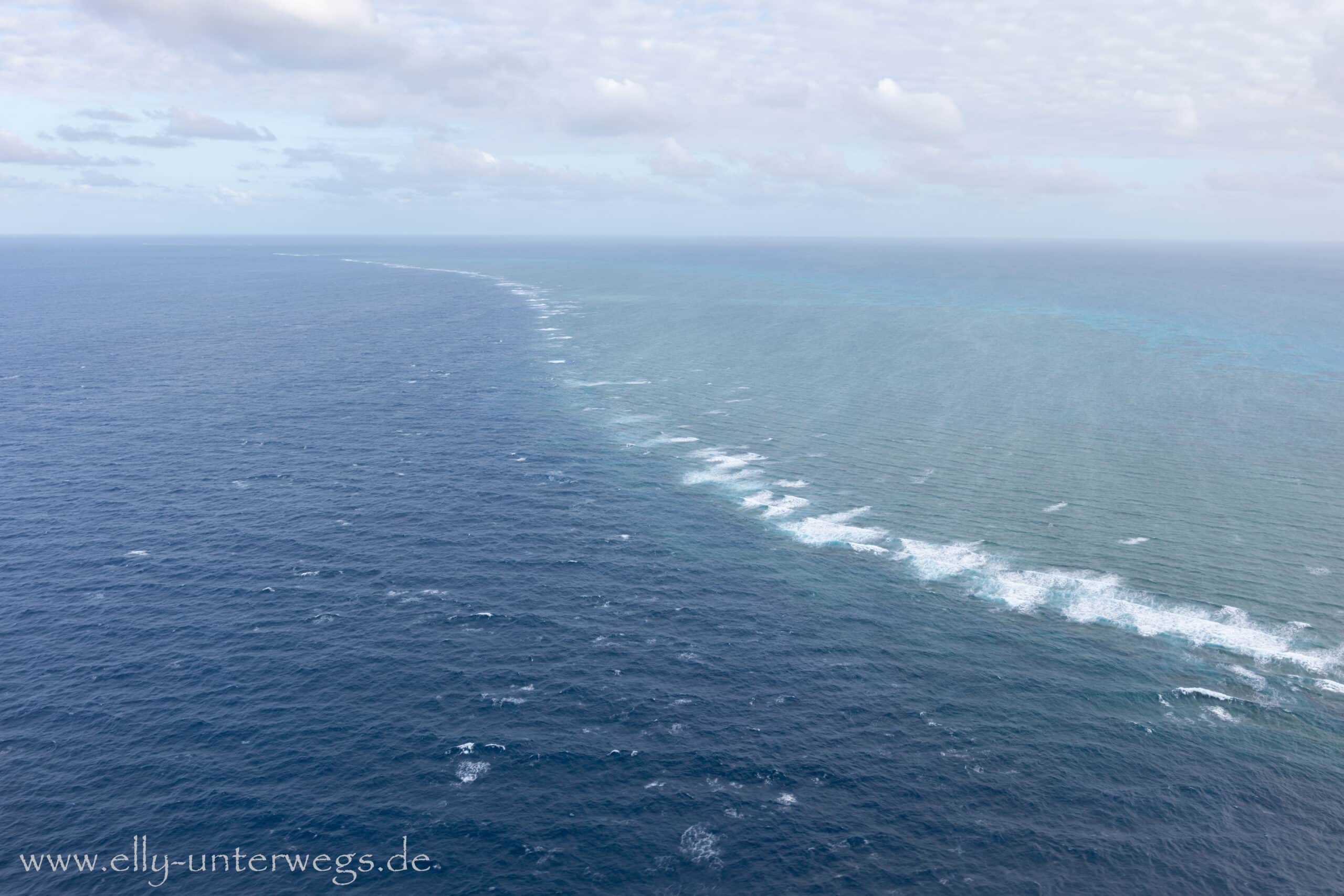 Erste helle Riffstrukturen im tiefblauen Meer