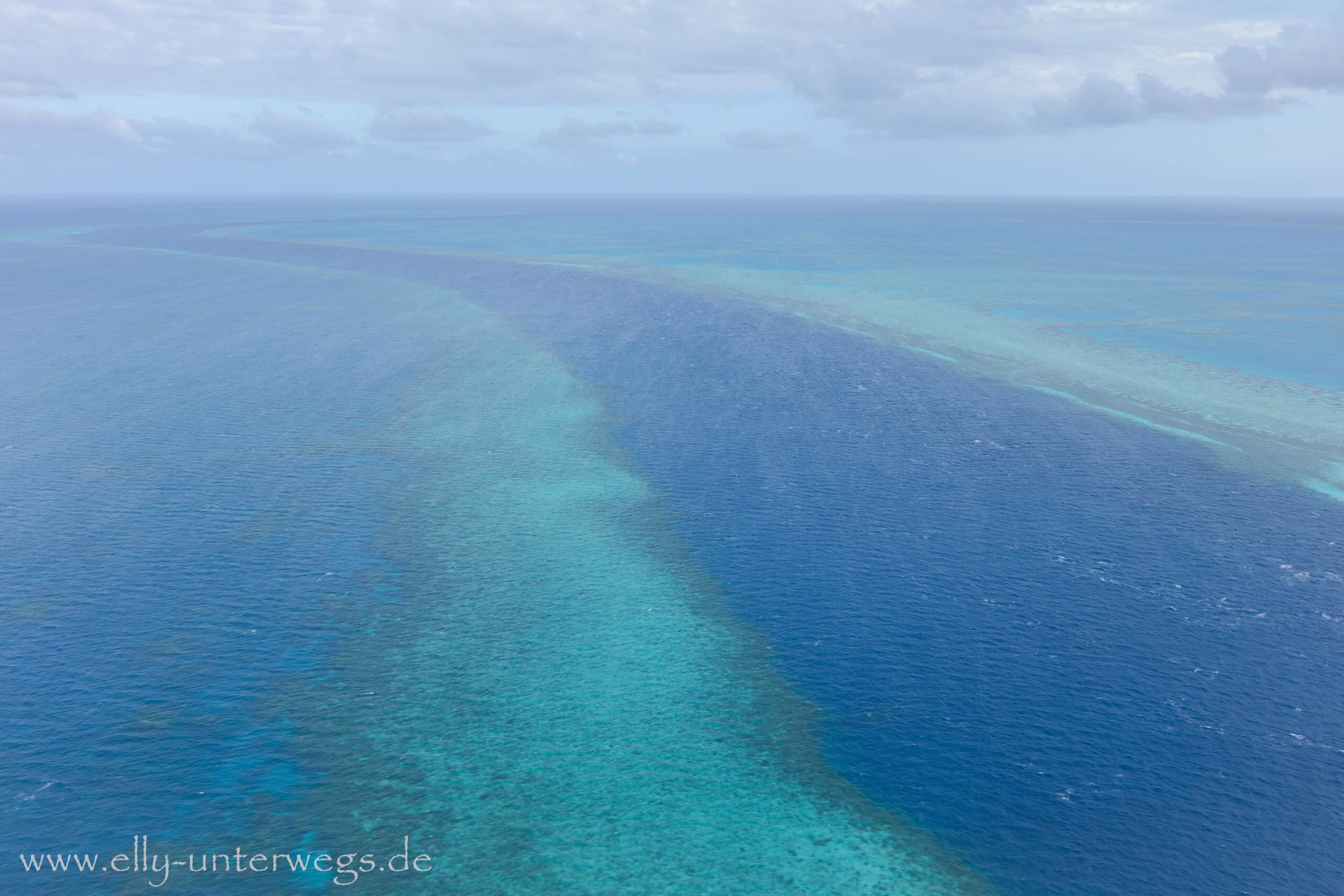 Türkisfarbene Riffkante im Great Barrier Reef aus der Luft