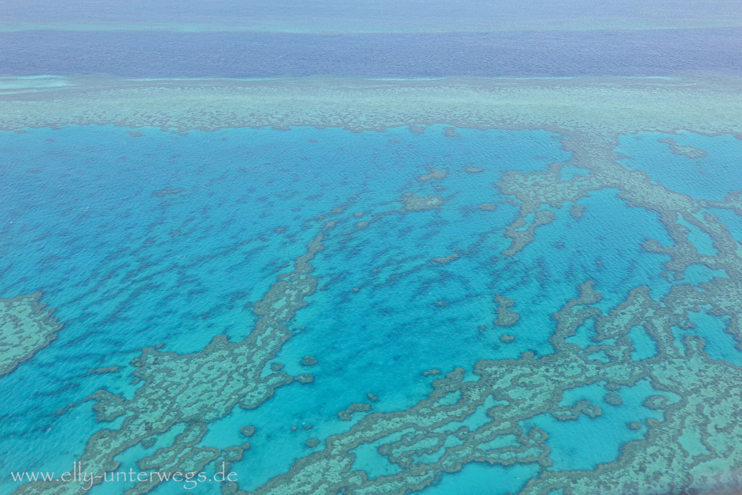 Große Korallenformationen im äußeren Great Barrier Reef von oben