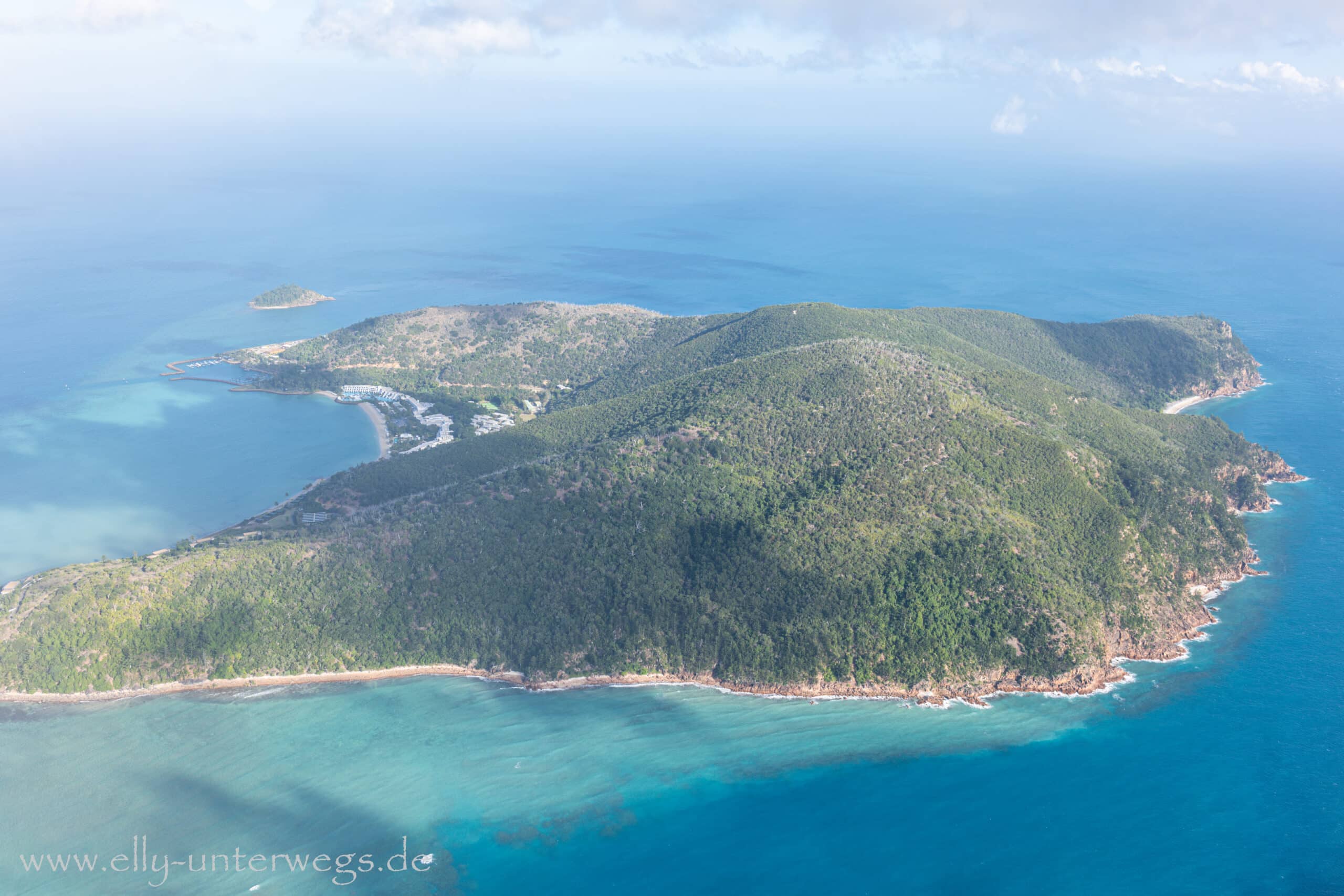 Grüne Whitsunday Island auf dem Rückflug nach Airlie Beach